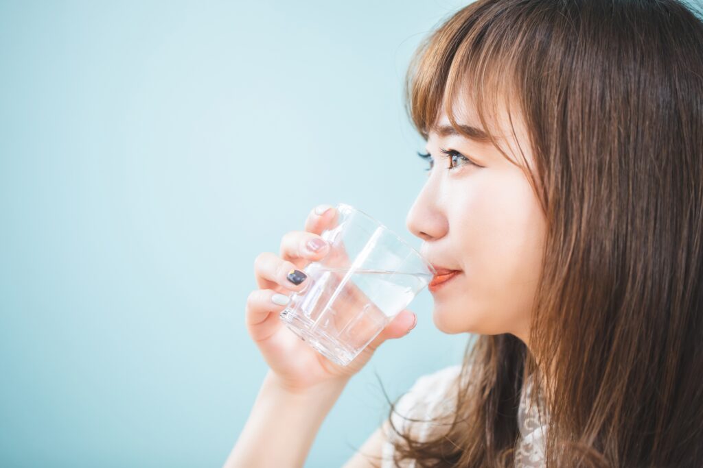 水を飲む事が美容につながるのはなぜ？水が身体にもたらす作用を徹底解説